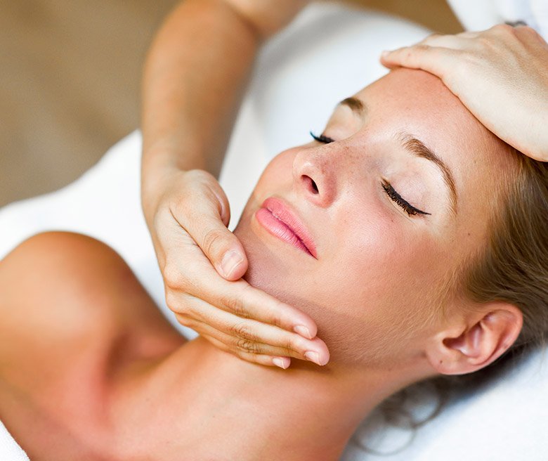 Massage du visage sur une femme à Grenoble