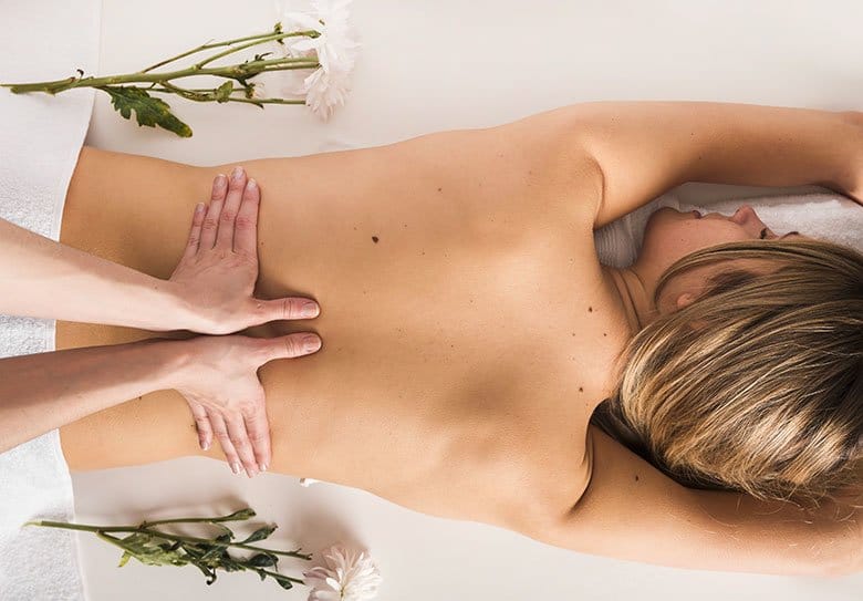 Massage du dos avec des senteurs de fleurs
