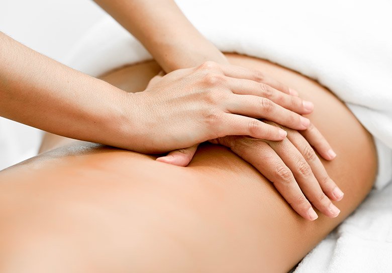 Massage du dos sur une femme à Grenoble